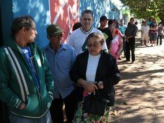 Eleitores chegaram cedo ao maior colégio eleitoral de Campo Grande. (Foto: Fernando Antunes)