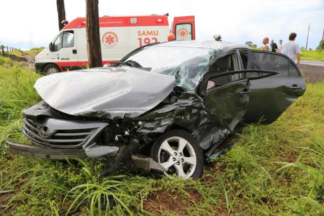 Motorista tenta fazer convers&atilde;o em rodovia e colide de frente com bitrem