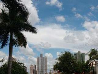 Céu está ensolarado e com nuvens em Campo Grande no início da tarde desta segunda-feira (02) (Foto: Amanda Bogo)