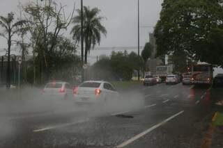 Carros transitando com chuva na Avenida Afonso Pena nesta manhã (Foto: Henrique Kawaminami)