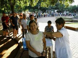 Fila toma conta de praça para vacinação contra gripe na Capital (Foto: Arquivo)