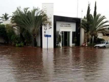 Em 20 minutos, chuva forte alaga ruas e casas na região do Bolsão