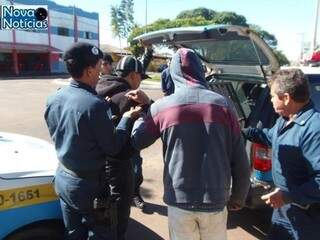 Policiais levam adolescentes flagrados tentando assaltar agência dos Correios para a delegacia. (Foto: Marcos Donzelli/Nova Notícias)
