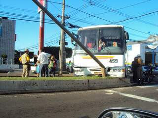 Ônibus quase derrubou poste de iluminação pública. (Foto: Nilma Diniz)