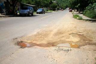 Para reparar vazamento de água, Sanesul abre valas no asfalto, prejudicando pavimento novo e deixando por dias, buracos abertos. (Foto: Prefeitura de Corumbá)