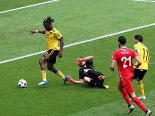 Jogador da Bélgica com a bola em direção ao gol. (Foto: Divulgação Fifa).