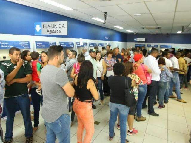 Trabalhadores chegam cedo e formam fila quilom&eacute;trica para sacar FGTS
