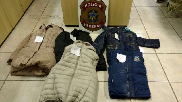 Mulher &eacute; presa tentando embarcar para a Espanha com coca&iacute;na em casacos