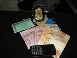 Policiais apreenderam dinheiro e celular com jovem. (Foto: Edição de Notícias)