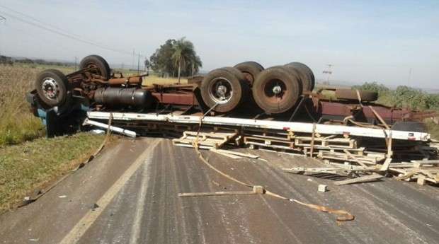 Condutor capota ve&iacute;culo ap&oacute;s ser fechado por bitrem na BR-163 