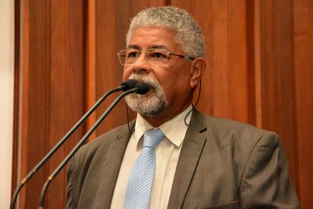 Professores buscam apoio contra corte de bolsas em programa federal