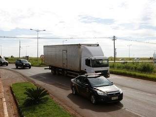 Caminhão transporta a droga até indústria onde ocorre incineração (Foto: Helio de Freitas)