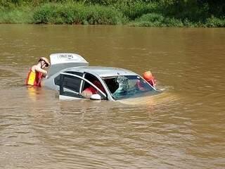 Motorista &eacute; resgatado de carro que caiu em c&oacute;rrego