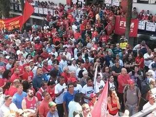 Concentração em sindicato onde o ex-presidente está desde ontem à noite. (Foto: Sindicato dos Metalúrgicos de SP)