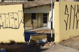 Muro foi destruído depois de uma acidente de trânsito no bairro Monte Castelo. (Foto: Cleber Gelio)