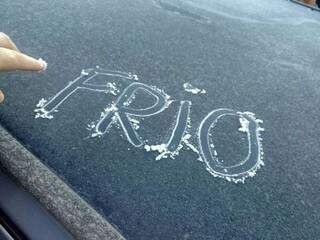 A pedido da reportagem, o leitor do Campo Grande News conseguiu registrar na manhã de hoje, em Amambai, o gelo no teto do carro após a geada da madrugada. (Foto: Marcel Martins)