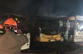 Ônibus são incendiados durante a madrugada de rebelião em presídio