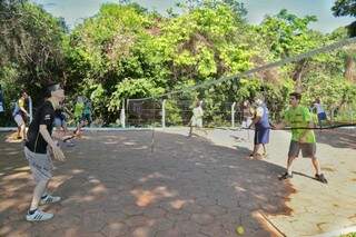 Atletas encontraram espaço para o beach tênis (Foto: Fernando Antunes)
