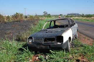 Um carro que pode ter sido utilizado no assalto pelos bandidos, foi encontrado queimado na manhã de ontem. (Foto: Simão Nogueira) 