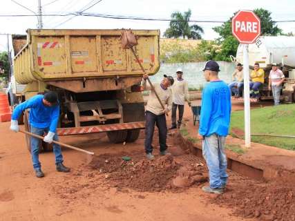 Equipes da prefeitura limpam bueiros e asfalto no Jardim Paradiso