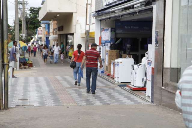 Na v&eacute;spera do Natal, com&eacute;rcio apela a &quot;free&quot; para preencher 1,5 mil vagas
