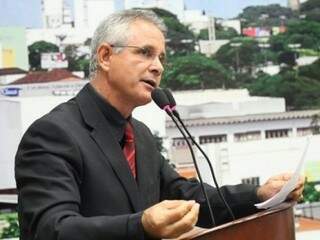 Sérgio Nogueira discursou na tribuna da Câmara Municipal de Dourados. (Foto: Thiago Morais/Câmara de Vereadores)