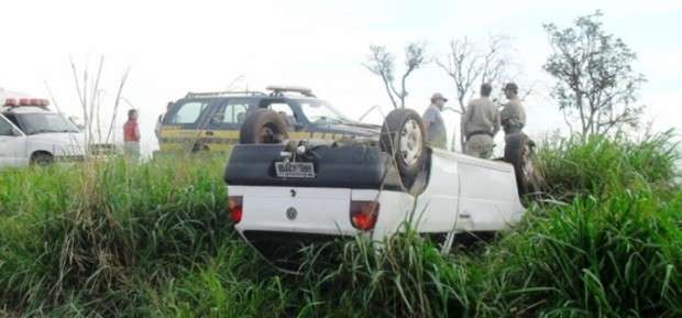 Jovem de 21 anos perde controle, capota carro e morre na BR-267