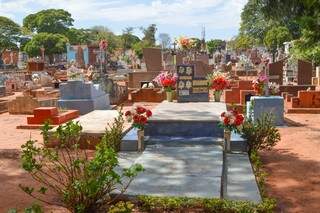 No cemitério Santo Antônio tem vários túmulos para serem limpos (Foto: Alana Portela)