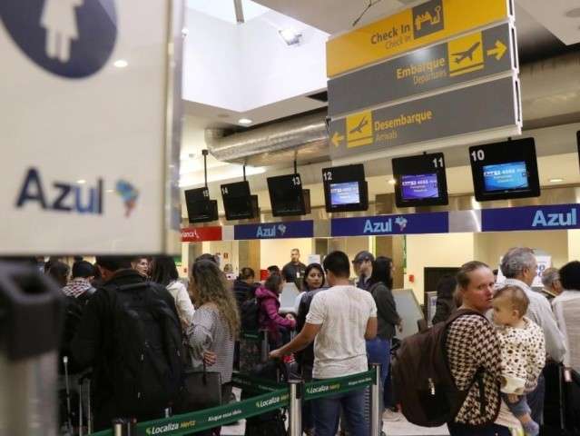 Justi&ccedil;a pro&iacute;be Azul de cobrar taxa de &ldquo;conveni&ecirc;ncia&rdquo; em voos da Capital