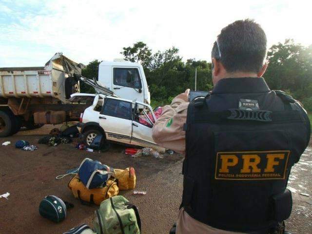 Acidente entre Uno e caminh&atilde;o deixa um morto e tr&ecirc;s feridos na BR-163