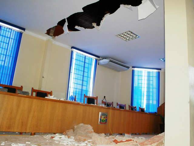 Parte do teto desaba na C&acirc;mara de Vereadores de Bela Vista