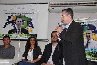 Adalton Garcia (em pé) durante reunião no partido. (Foto: Reprodução)