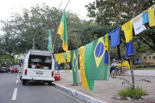 Ambulante comemora vendas &#039;verde e amarela&#039;. (Foto: Cleber Gellio)