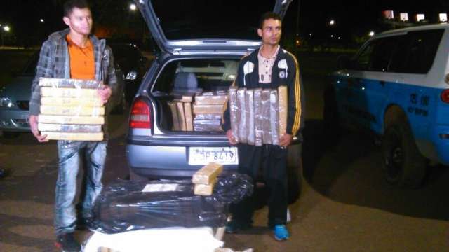  Pol&iacute;cia persegue dois carros na BR-262 e apreende mais de 600 quilos de maconha