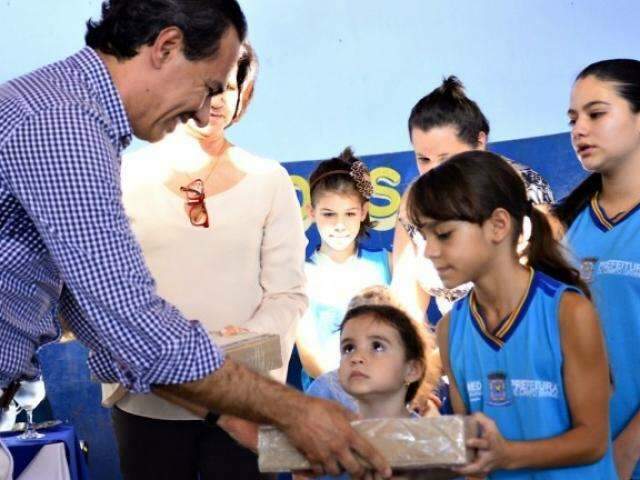 Comprados por R$ 3 milh&otilde;es, kits escolares come&ccedil;am a ser entregues