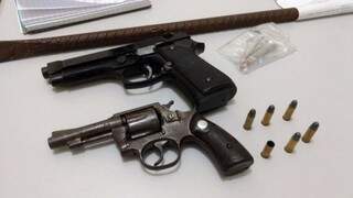 Revólver, munições e arma de brinquedo foram encontrados no local (Foto: Osvaldo Duarte / Dourados News)