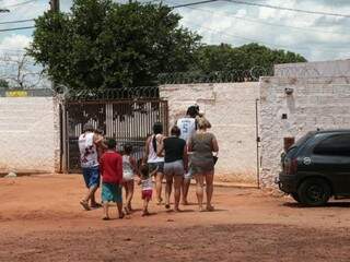 Moradores em frente ao local onde ocorreu o assassinato  (Foto: Alcides Neto) 