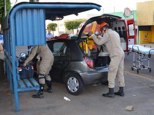 Ap&oacute;s batida, carro invade cal&ccedil;ada na Coronel Antonino e mulher fica ferida  