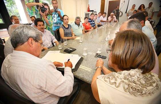 Governador assina lei e MS &eacute; o 1&ordm; Estado a cumprir piso para 20h