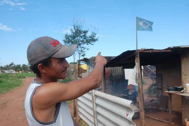 Em tempos de protesto, o patriotismo &eacute; mais visto na favela do que na cidade