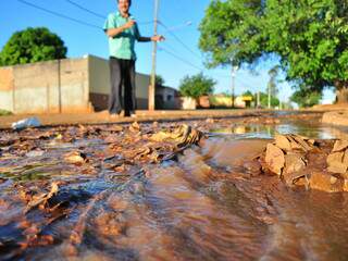 Abundância de água no bairro, que não vem das torneiras e foge do controle dos moradores. (Foto: João Garrigó)