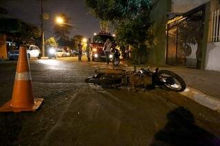 Idosa foi atropelada ontem à noite, por uma motocicleta. (Foto: Marcelo Victor)