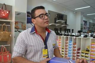 O gerente da loja Feirão dos Calçados, Marco Antonio Borges Oliveira, acredita que o movimento vai se intensificar após o almoço. (Foto: Simão Nogueira)