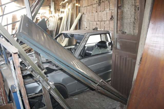 Jovem fica ferido ap&oacute;s carro passar por &aacute;rvore, poste e bater em muro