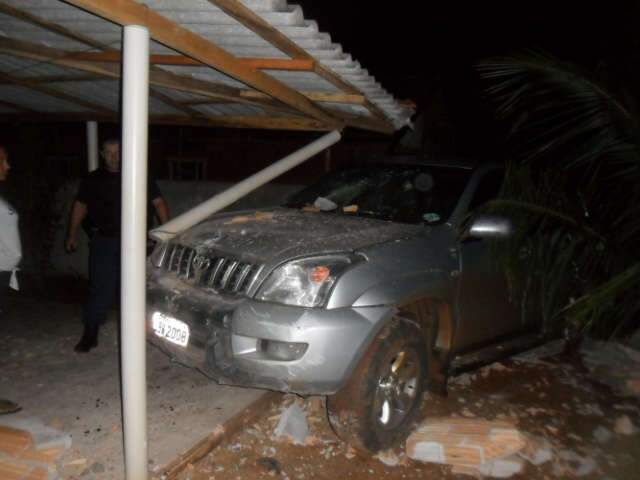  Ve&iacute;culo derruba muro e varanda ap&oacute;s perder controle na BR-163