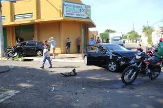 Carros de luxo se envolveram em acidente na Vila Carvalho. (Foto: Marcos Ermínio)