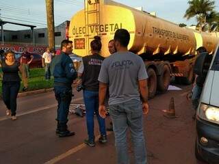 Ciclista &eacute; atingido por carreta em cruzamento movimentado e morre