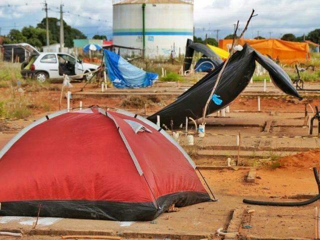 Em &aacute;reas invadidas, h&aacute; casas prontas e barracas para marcar terrenos