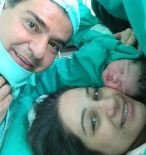 Trad celebra o nascimento da filha ao lado da mulher em maternidade (Foto: Divulgação)