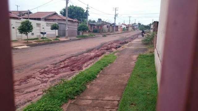Buracos em rua causam acidentes e moradores protestam por melhorias 